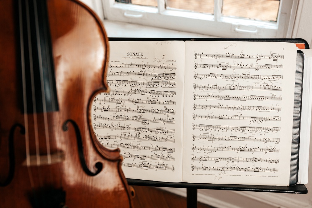 Violin with music book on music stand 