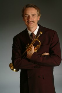 Allen Vizzutti holding trumpet