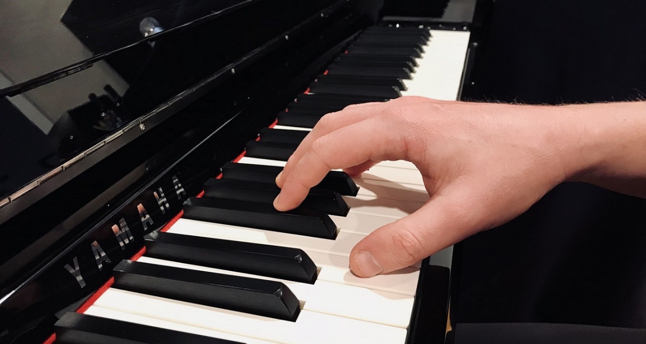 correct position of thumb when playing 