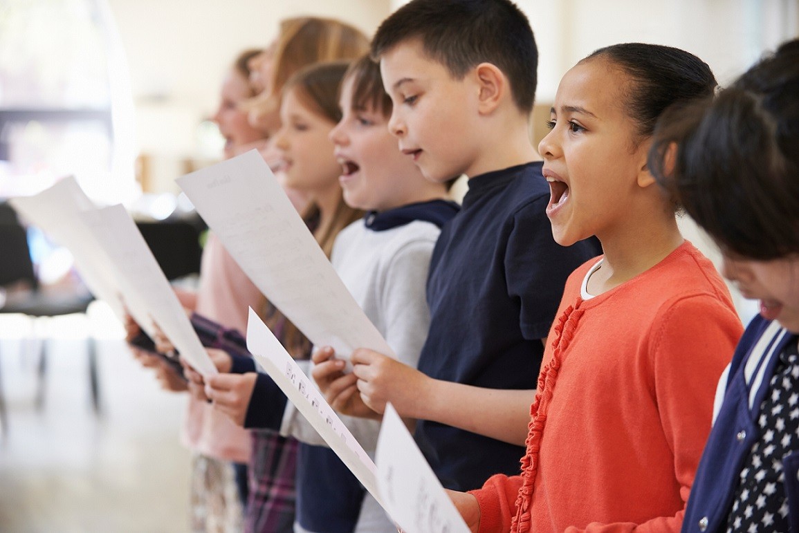 elementary students singing 