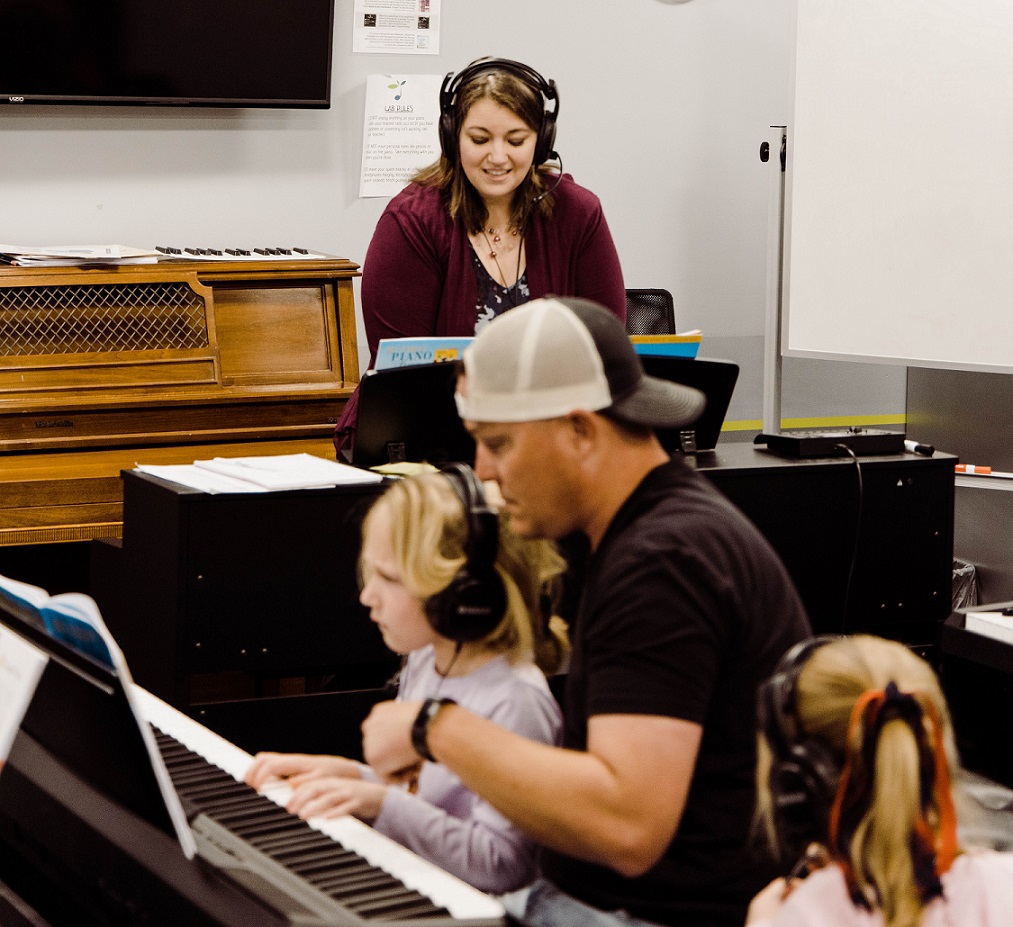 Tammy Miller teaching group piano lessons with young students and their parents at Omaha Conservatory of Music 