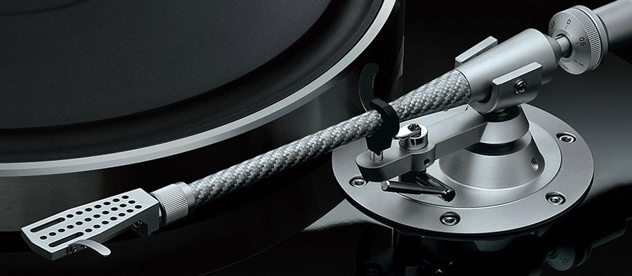 Closeup of the tonearm of a hi-fi turntable.