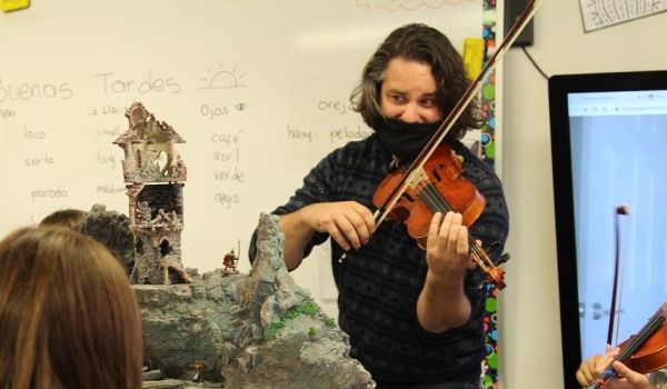educator playing violin by role-playing set 