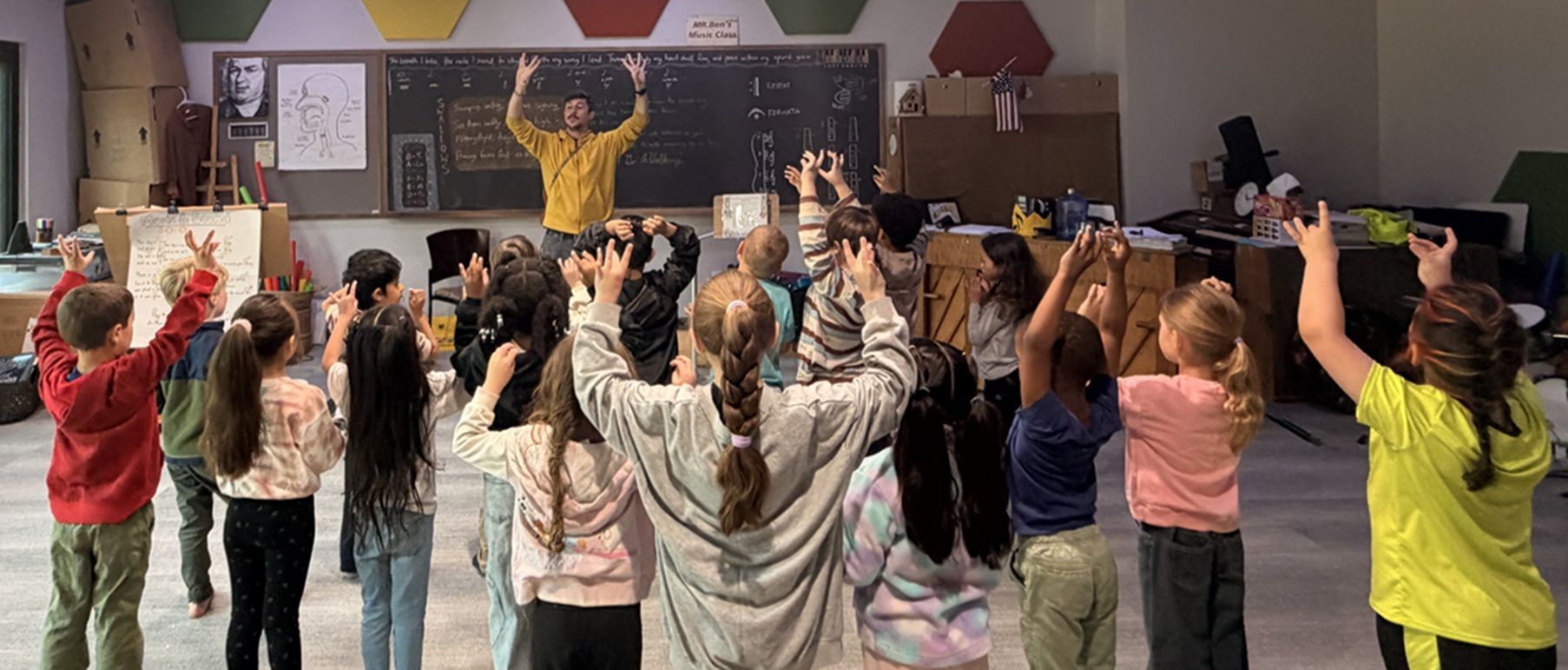 teacher finger tapping with kindergarten students