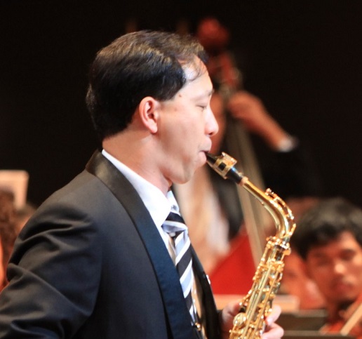 Kenneth Tse playing the sax