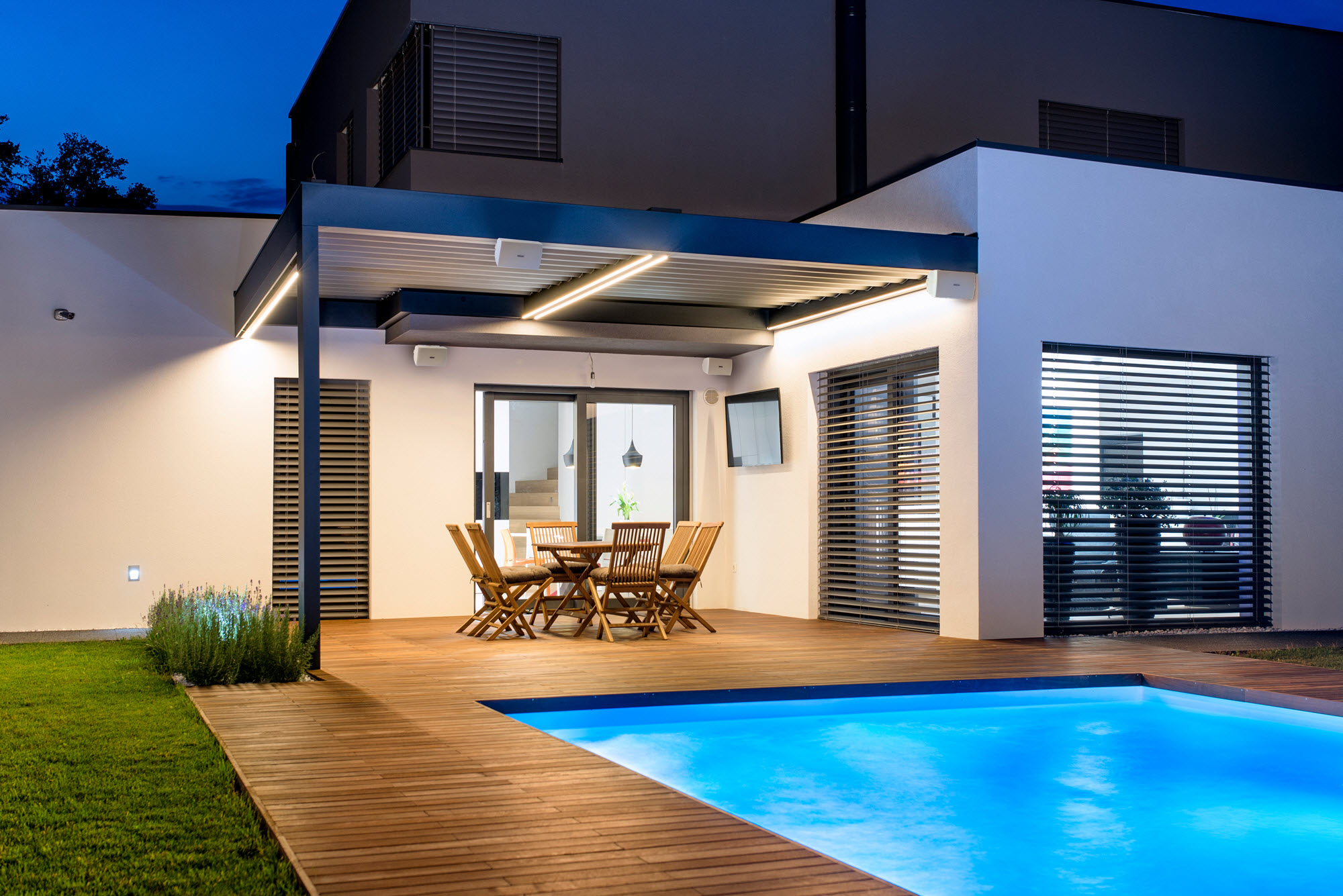 Wireless Amp Turns Outdoor Speakers into MusicCast