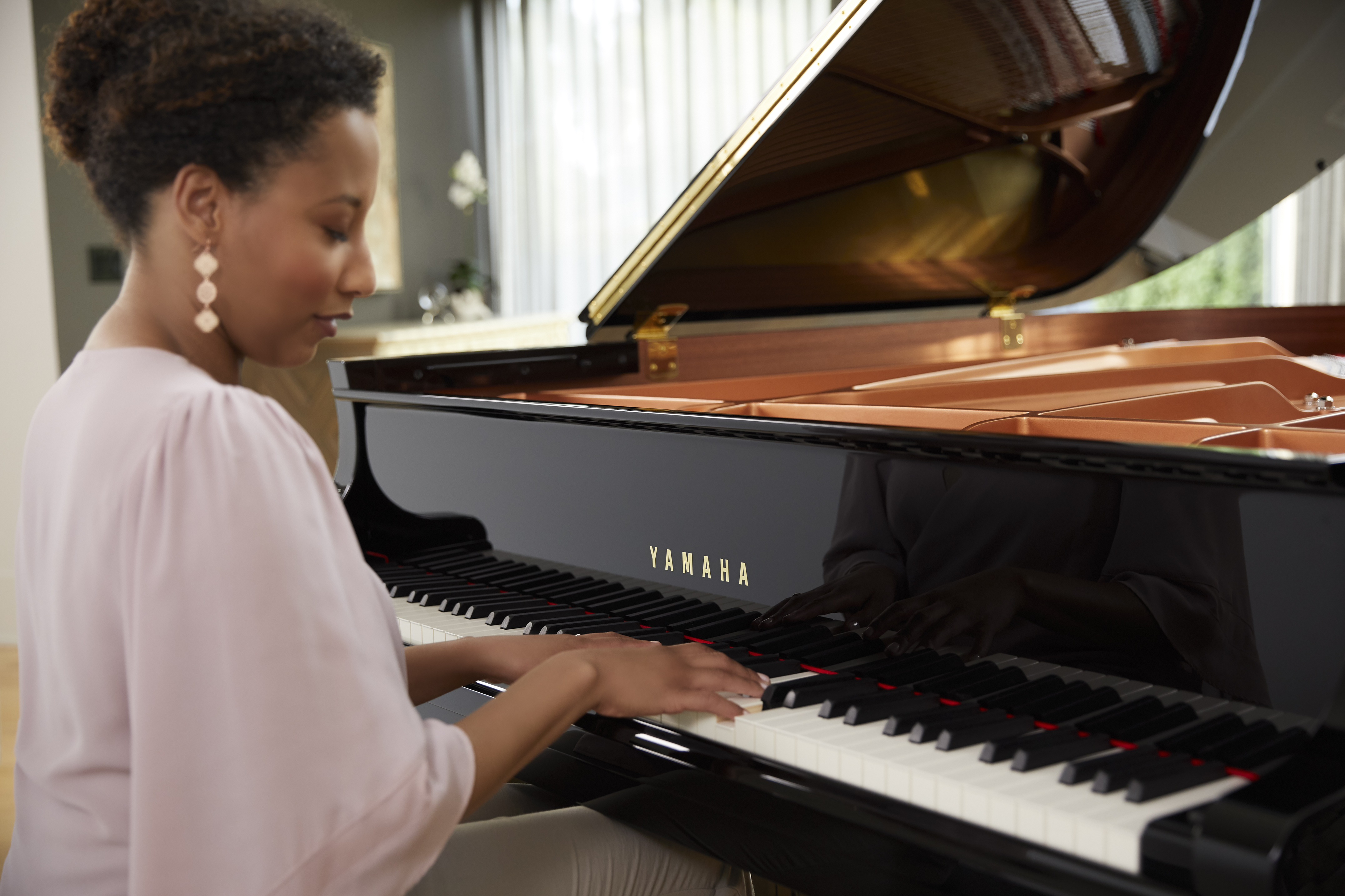 Flygel och ett upprättstående pianoFlygel och ett upprättstående piano  