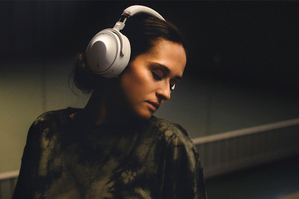 Woman listens to music with noise-cancelling headphones.