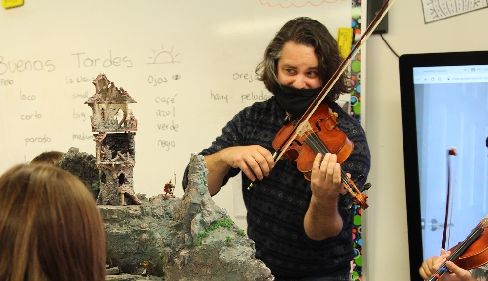 educator playing violin by role-playing set 