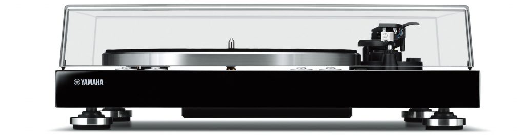 Turntable with clear cover closed seen from side.