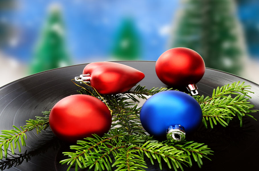 A centerpiece of red and blue Christmas balls and a bough of evergreen.