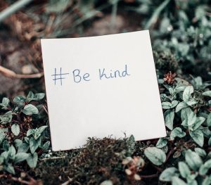 Post-It with "Be Kind" written on it