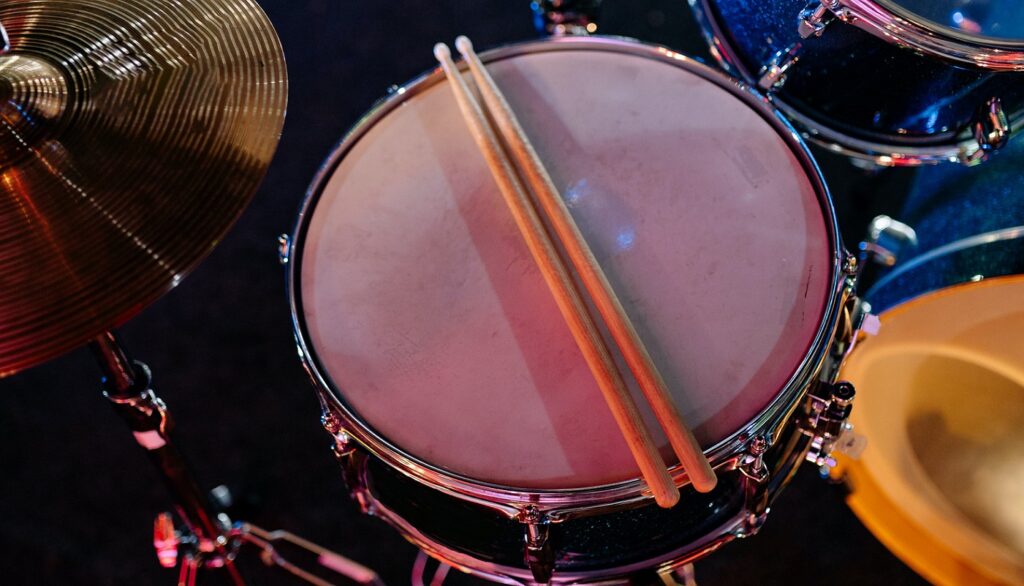 snare drum with drumsticks