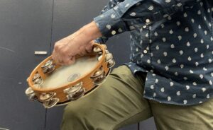 how to play the tambourine