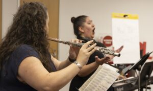 Liliana Guerrero singing, accompanied by the flute